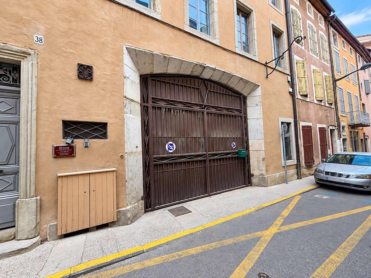 Photo 1